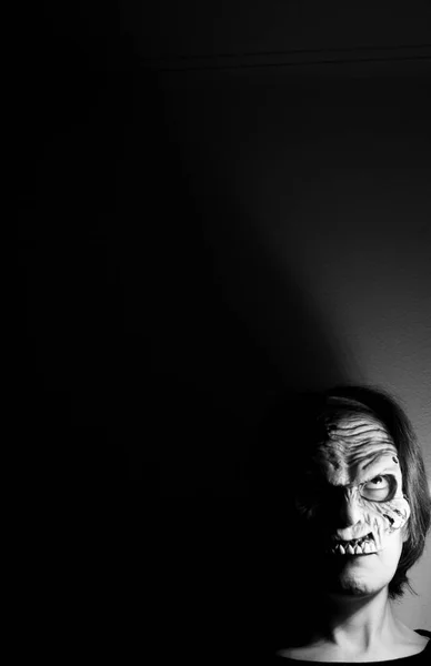 죽은 생활 마스크 좀비 여자 — 스톡 사진