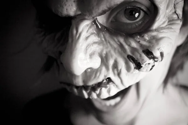 僵尸死生活面具的女人 — 图库照片