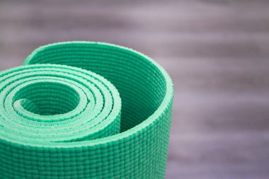 Yoga mat ahşap zemin üzerinde