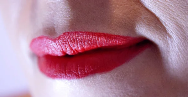 Trucco labbra in rosso di donna — Foto Stock