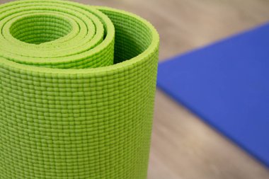 Yoga mat ahşap zemin üzerinde