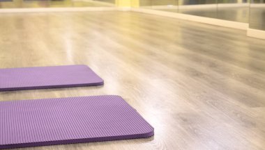 Yoga mat ahşap zemin üzerinde