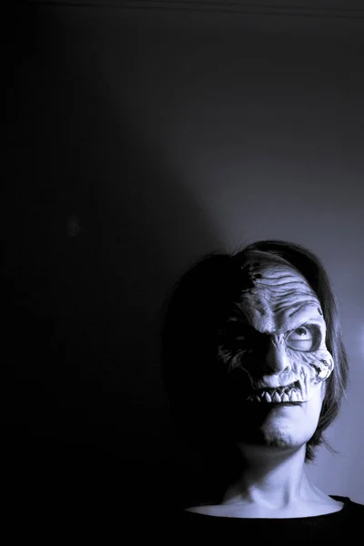 Donna zombie con maschera vivente morta — Foto Stock