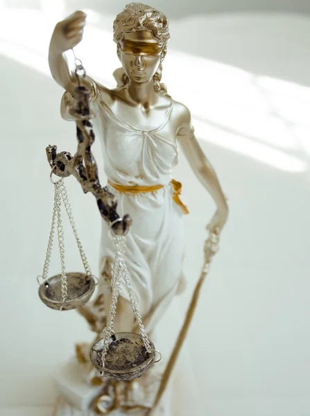 Kvinna staty symbol för rättvisa Themis — Stockfoto