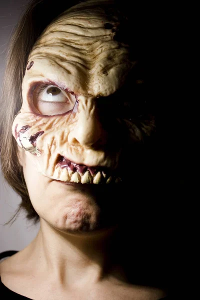 Donna zombie con maschera vivente morta — Foto Stock