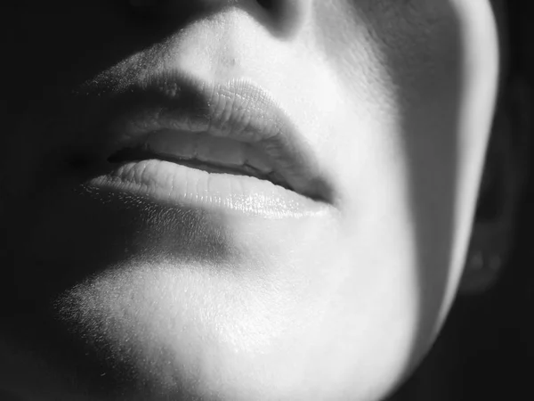 Sensual mujer labios sin maquillaje —  Fotos de Stock