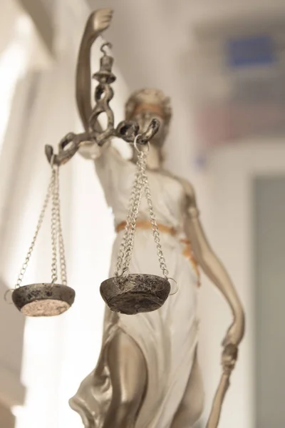 Nő szobor szimbólum az igazságszolgáltatás Themis — Stock Fotó