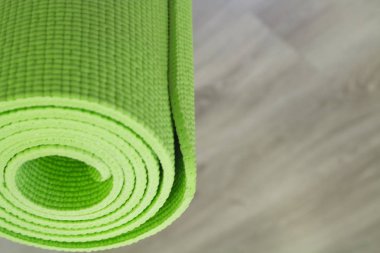 Yoga mat ahşap zemin üzerinde