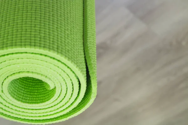 Tapete de ioga no chão de madeira — Fotografia de Stock