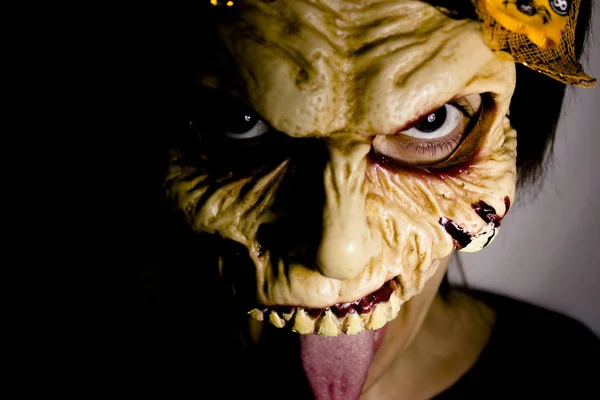 Zombie žena s maskou mrtvých — Stock fotografie