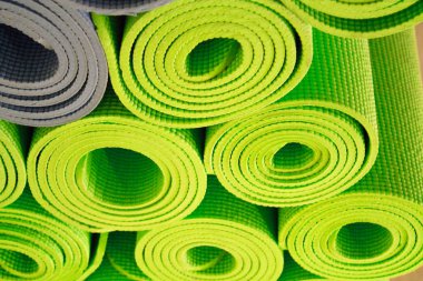 Yoga mat ahşap zemin üzerinde