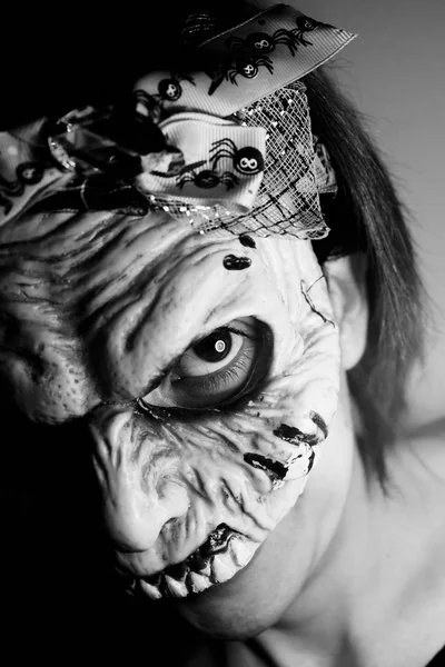 Mulher zumbi com máscara viva morta — Fotografia de Stock