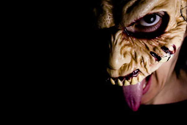 Zombie-Frau mit Totenmaske — Stockfoto