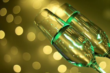 Siyah karanlık ışık backgro üzerinde altın kabarcıkları ile şampanya flüt