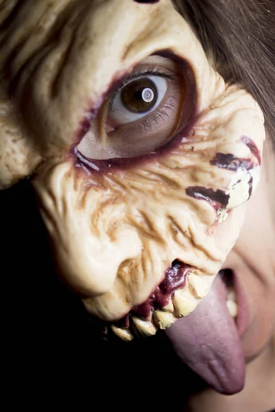 Зомбі жінка з мертвою живою маскою — стокове фото
