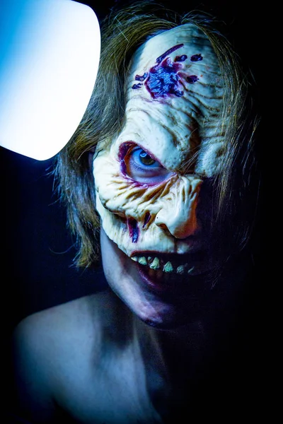 Zombie kvinna med döda levande mask — Stockfoto