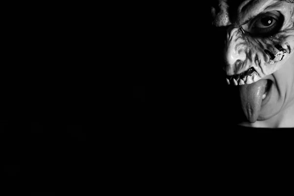 Зомби-женщина с мертвой живой маской — стоковое фото