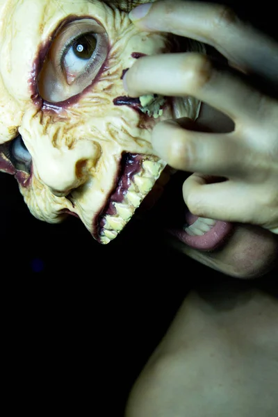 Mujer zombi con máscara viva muerta —  Fotos de Stock