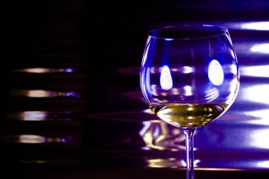 kırmızı şarap kadehi