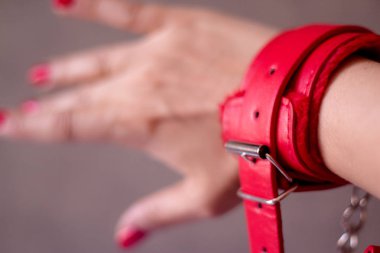 El boyalı kırmızı çivi ve esaret karısı için erotik kadın ile