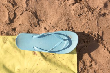 Plajın kumları üzerinde flip flop