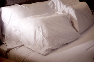 Beş yıldızlı bir otel yatak yastıklar