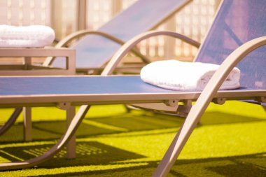 Havuzu şezlong insanlar olmadan