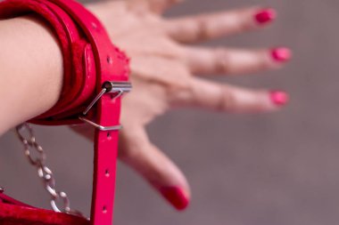 El boyalı kırmızı çivi ve esaret karısı için erotik kadın ile