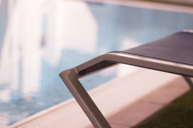 Havuzu şezlong insanlar olmadan