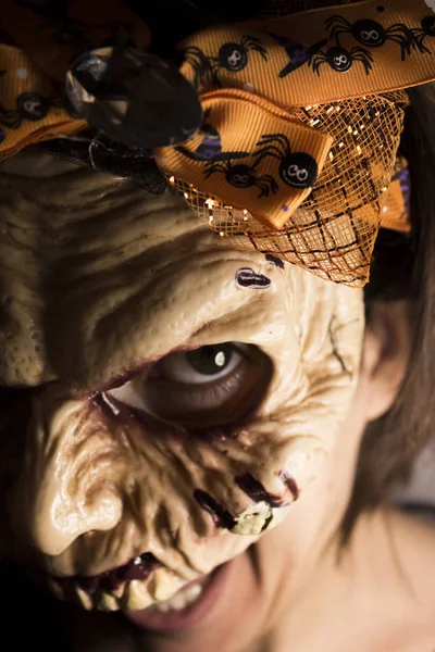 Kobieta zombie z dead living maska — Zdjęcie stockowe