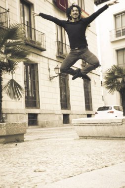 Erkek dansçı atlama havada gerçekleştirme
