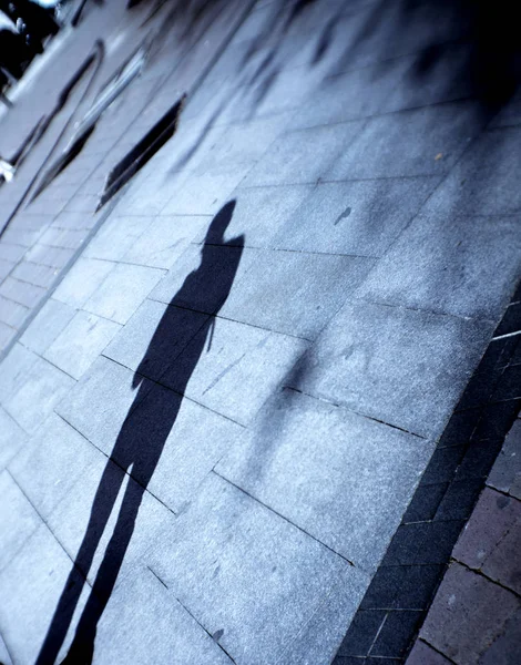 Sombra de menino no chão da rua — Fotografia de Stock