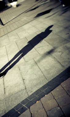 Genç çocuk sokak yerdeki gölgesi. Sakin sahne