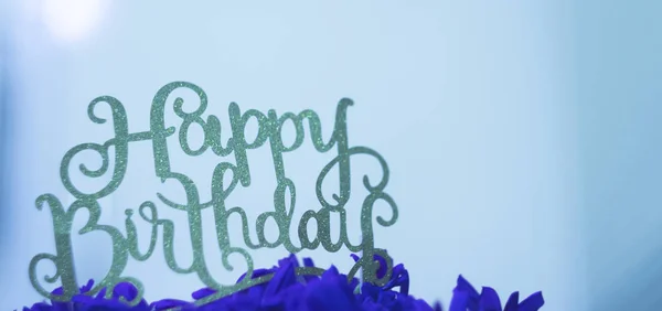 Blumengesteck Mit Happy Birthday Schild — Stockfoto