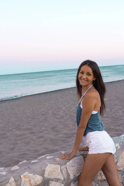 Slim young woman with positive attitude on the beach — Stock Photo, Image