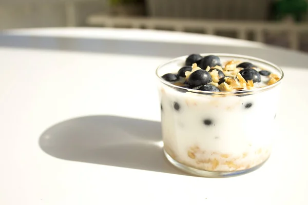 Deser jogurtowy z żurawiną i migdałami — Zdjęcie stockowe