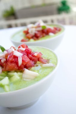 Yeşil salatalık ve domates çorbası.