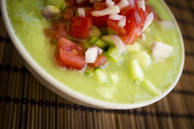 Yeşil salatalık ve domates çorbası.