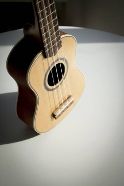 Doğal ahşap ukelele.