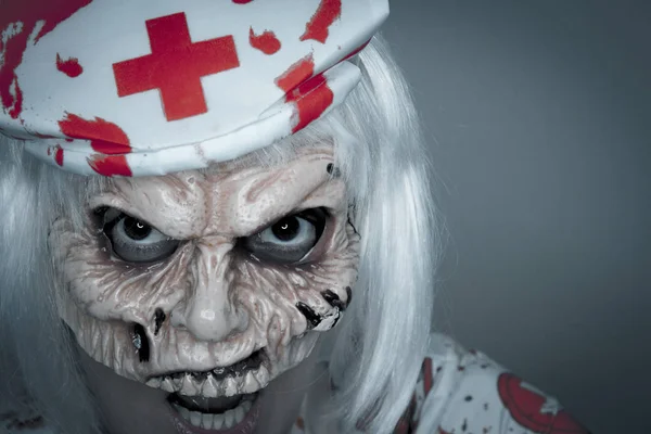 Mujer vestida como una enfermera asesina para Halloween —  Fotos de Stock
