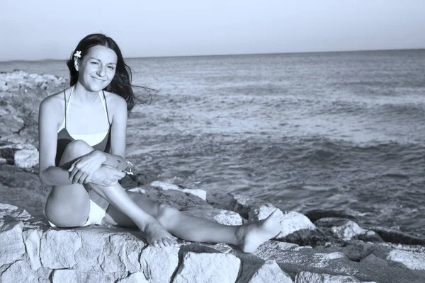 Deniz altyapısı olan genç bir kız — Stok fotoğraf