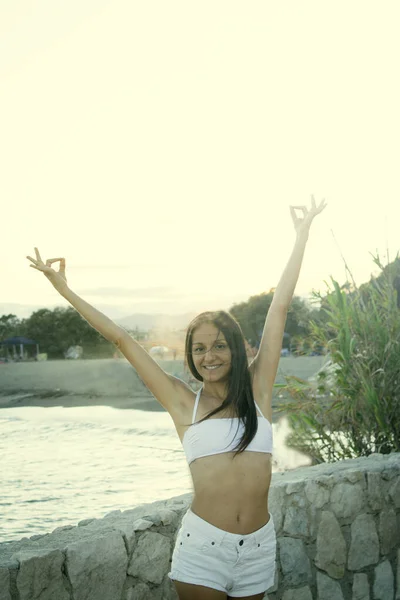 Yoga yapan genç atlet kız. — Stok fotoğraf