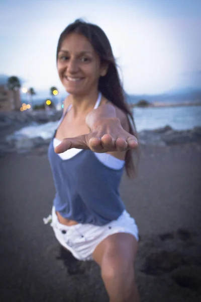 Genç atlet kadın plajda yoga yapıyor. — Stok fotoğraf