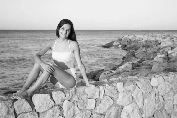 若いです女の子座って海の背景 — ストック写真
