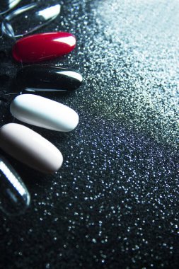 Tırnak boyamak için renkleri olan örnek