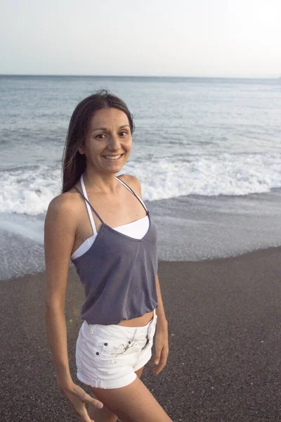 Jovem mulher na praia em atitude muito positiva e feliz — Fotografia de Stock