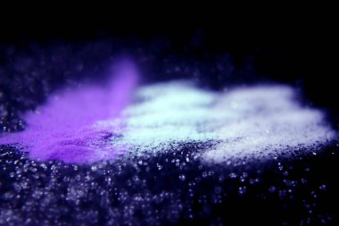 Akrilik jel yapmak için akrilik tozu çiviliyor