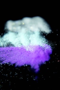 Akrilik jel yapmak için akrilik tozu çiviliyor