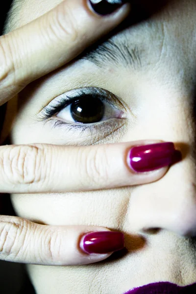 Retrato de mujer con la mano sobre la cara —  Fotos de Stock