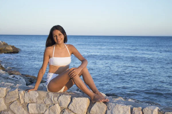 Chica joven sentada con fondo de mar — Foto de Stock